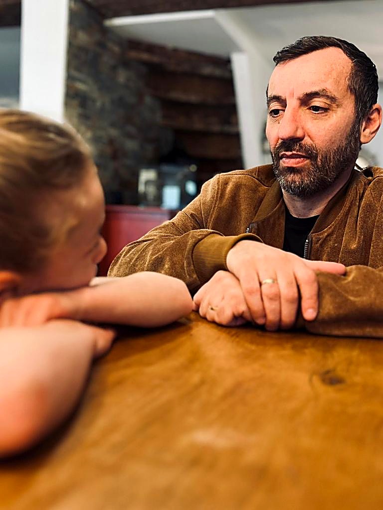 Elie Houbani en entretien avec un enfant